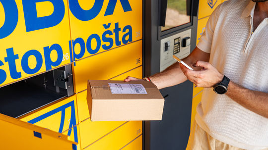 Na pošte čakali aj 45 minút. Pobočky v Bratislave sú pred Vianocami pod náporom. Čo je za tým?