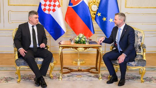 Pellegrini a Milanovič pred kľúčovými rokovaniami EÚ varujú pred ilúziami okolo Ukrajiny