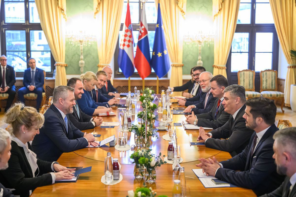 Tretí zľava prezident SR Peter Pellegrini a...