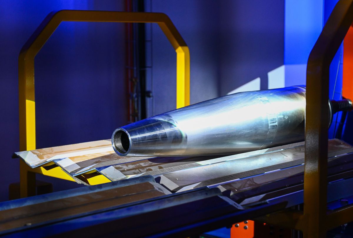 Telo munície kalibru 155 mm počas slávnostného...