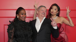 Ted Sarandos s manželkou Nicole Avant (vľavo) a herečkou Ashley Park