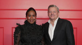 Ted Sarandos zo spoločnosti Netflix a jeho partnerka Nicole Avant.