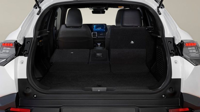 Zadné sedadlá sú delené v pomere 40 : 20 : 40 a...