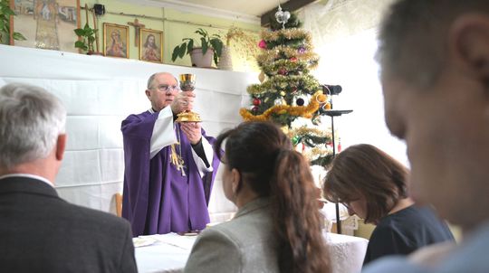 Košická charita pripravila pre ľudí bez domova vianočné posedenie, prišiel aj arcibiskup Bober (+FOTO)