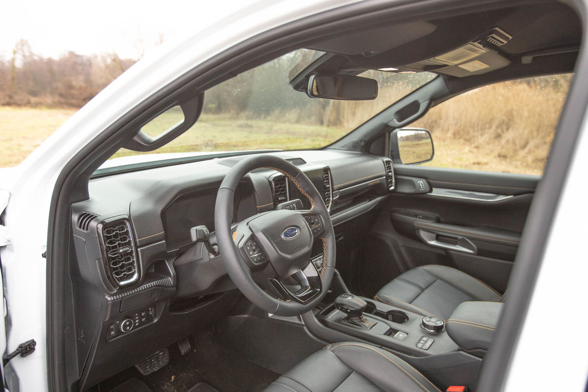 Palubná doska je prehľadná a účelne rozvrhnutá,...