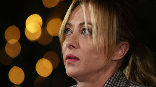 „Zastreľte Giorgiu“. V Taliansku pribúdajú nápisy vyzývajúce na smrť premiérky