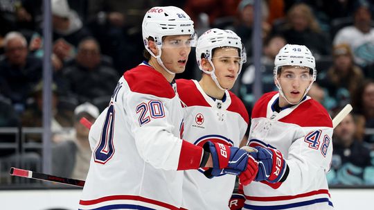 Nepoznaná úloha pre mladého Slováka. Líder Slafkovský riadi "svojich" nováčikov z európskej úderky