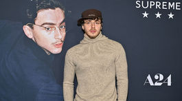 Spevák Jack Harlow na premiére filmu Marty Supreme.