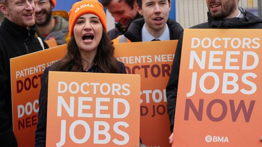 V Anglicku začal päťdňový štrajk rezidentných lekárov