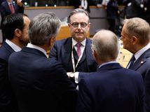 Všetci skočíme zo skaly, snáď nás padák udrží, zaznelo na kľúčovom summite EÚ. Leyenová: Neodídeme bez peňazí pre Ukrajinu