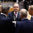 Všetci skočíme zo skaly, snáď nás padák udrží, zaznelo na kľúčovom summite EÚ. Leyenová: Neodídeme bez peňazí pre Ukrajinu