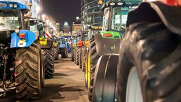 Európski farmári na traktoroch v uliciach...