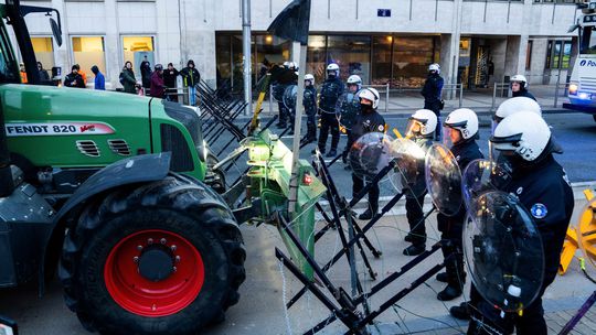 Brusel pod paľbou zemiakov: Tisíce farmárov obkľúčili dejisko summitu, polícia nasadila vodné delá