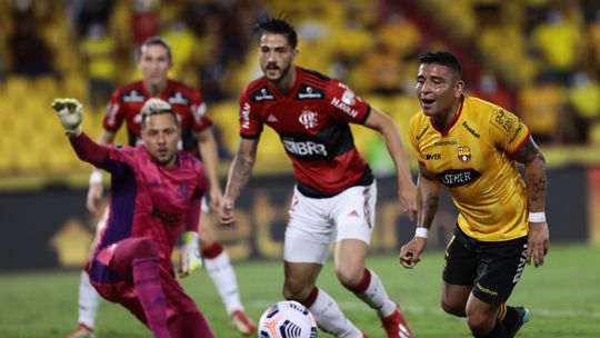 O nomináciu na futbalové MS už nezabojuje. Obrancu aj jeho spoločníčku zastrelili na ulici