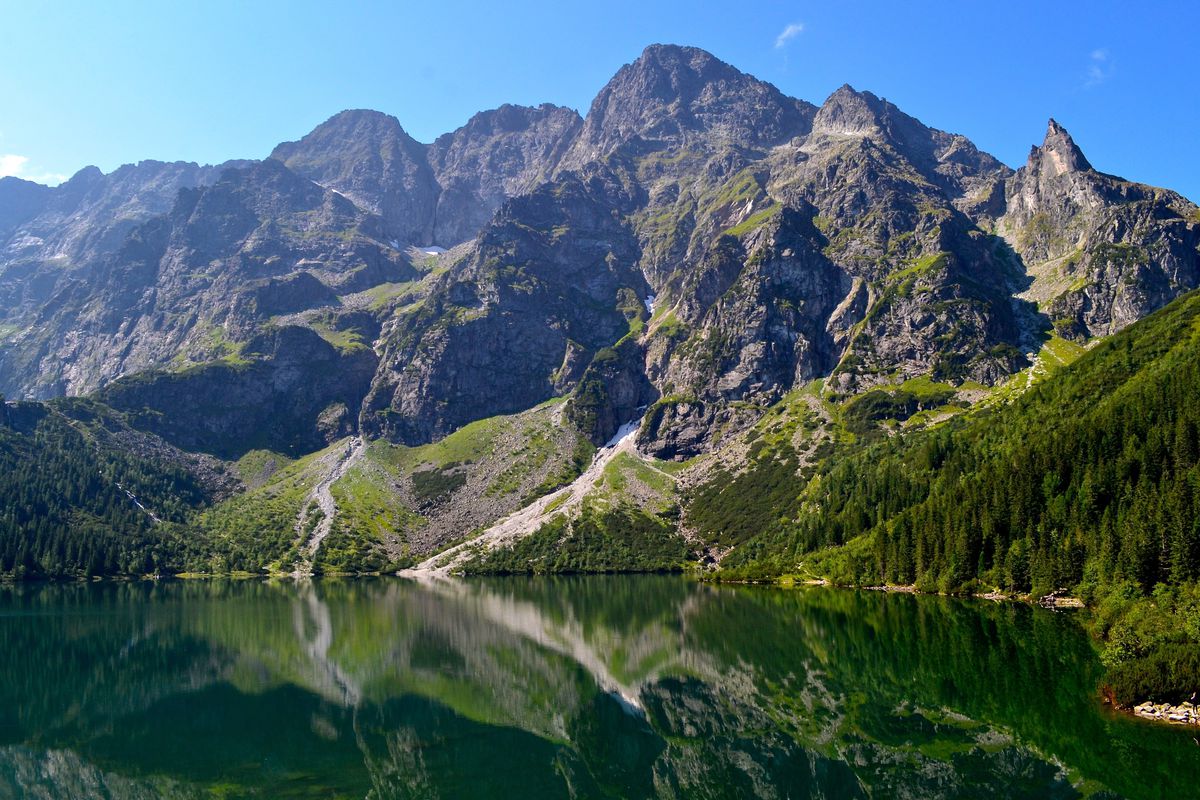 Poľsko, Tatry, Morské oko (Morskie Oko), Rysy, Veľký Mengusovský štít (najvyšší z nich, vľavo), Prostredný Mengusovský štít, Východný Mengusovský štít.  Cubryna