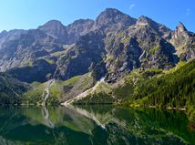 Poľsko, Tatry, Morské oko (Morskie Oko), Rysy, Veľký Mengusovský štít (najvyšší z nich, vľavo), Prostredný Mengusovský štít, Východný Mengusovský štít.  Cubryna