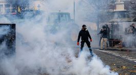 Polícia nasadila slzotvorný plyn v snahe...