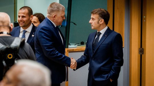 Fico z Bruselu: Keď máte rozbité lietadlo, je čas vyjednávať. Držte mi palce, nech ma nedefenestrujú