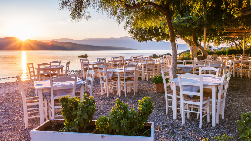 Pokojná pláž Nikiana pri západe slnka.