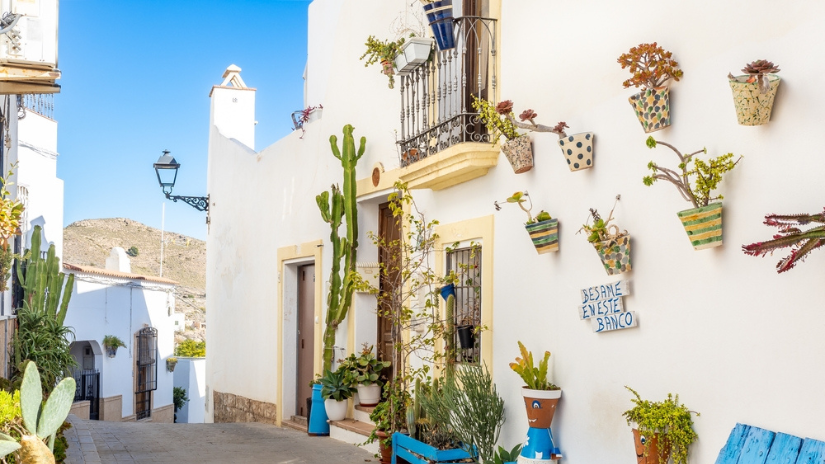 Malebné uličky mesta Mojácar.