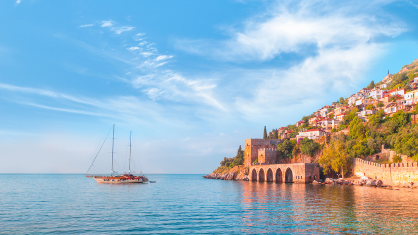 Pohľad na pobrežie Alanye s ikonickou červenou...