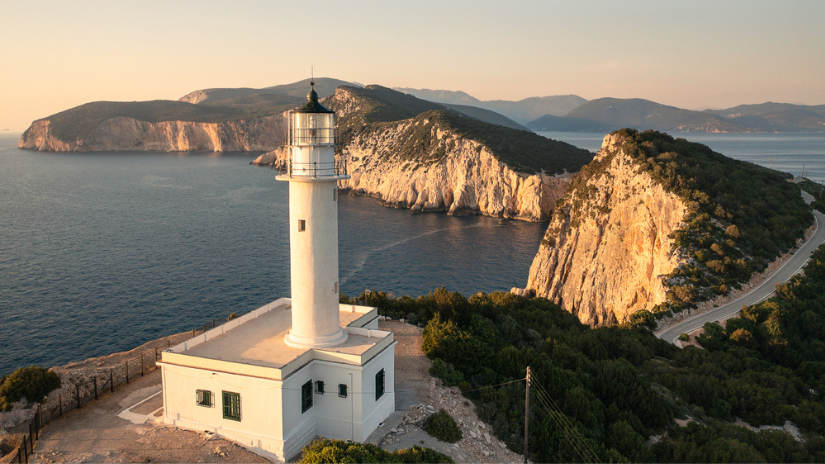 Mys Doukato na Lefkade počas zlatej hodinky.