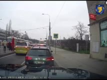 Ako Spiderman. Jazdil na ráme električky