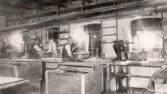 Najkrajšie vyznanie lásky: Zaľúbený muž vlastnoručne vyrobil sklenenú pohľadnicu a poslal snúbenici. Ako je možné, že sa nerozbila?