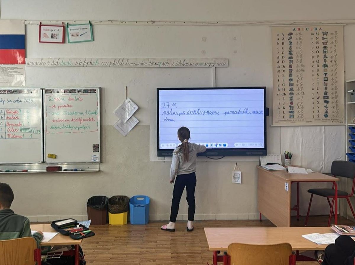 Trieda základnej školy s interaktívnou tabuľou.