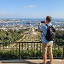 Turista si fotí Haifu - obrázok vygenerovaný AI