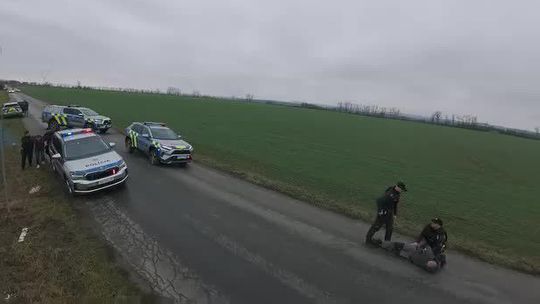 VIDEO: Neúspešný pokus o vykradnutie banky? Policajti cvičili s maďarskými kolegami