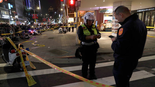 VIDEO: Muž, ktorý útočil na staniciach metra v Tchaj-peji, si útoky naplánoval