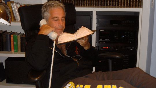 Táto je dobrá, však? Predstavil Epstein 14-ročné dievča Trumpovi. V silne cenzurovaných spisoch je priveľa Clintona a podozrivo málo šéfa Bieleho domu