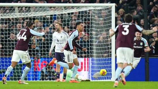 Skvelá séria Aston Villy pokračuje. Siedmou obeťou je Manchester United