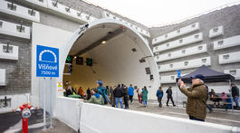 Na snímke ľudia vstupujú do tunela Višňové...