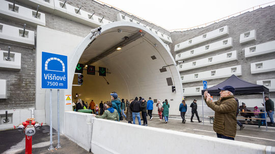V novom tuneli Višňové sa motoristi už fotografovali a nakrúcali. Venujte sa riadeniu, vyzývajú diaľničiari  