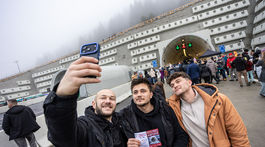 Na snímke ľudia sa fotia s tunelom Višňové...