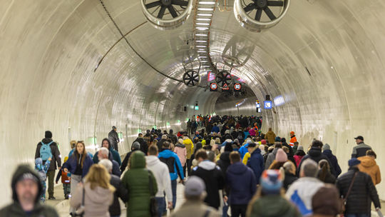 Na snímke ľudia prechádzajú tunelom Višňové...