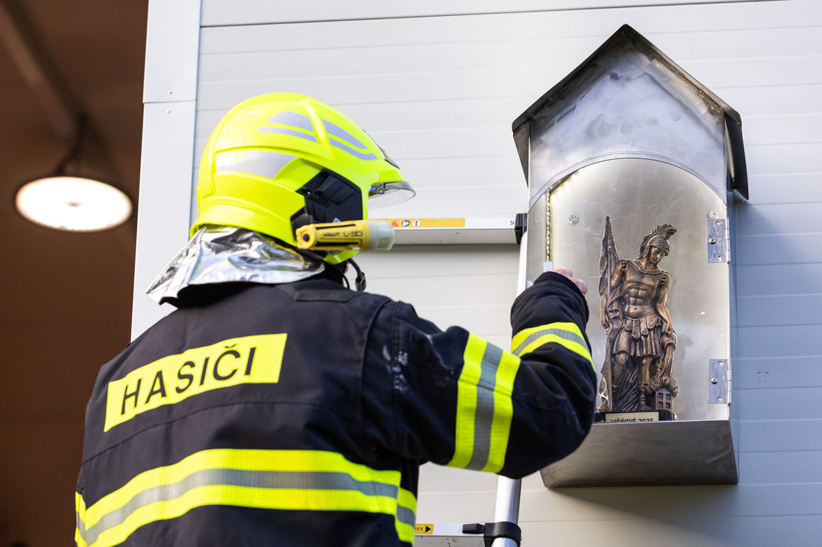 Na snímke umiestnenie sochy svätého Floriána na...