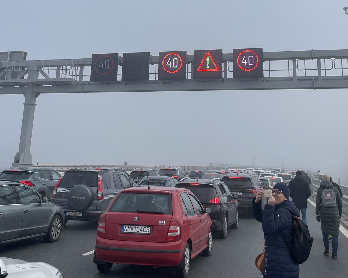 Kolóny smerom zo žilinského sídliska Solinky k...