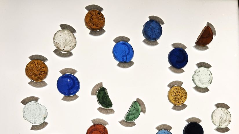 Sklenené žetóny zo Zborova. Každý mal svoj...