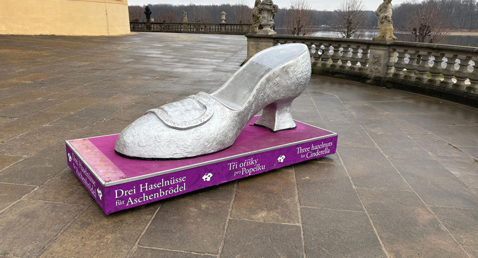 Popoluškina črievička láka na výstavu o...