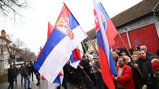 Na snímke ľudia so srbskými a slovenskými...