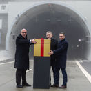 Slávnostne otvorili tunel Višňové, prišli viacerí ministri. Fico ho celý prešiel na korčuliach, neskôr aj prví motoristi