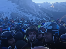 Tlačenica v Dolomitoch. Tisíce lyžiarov...