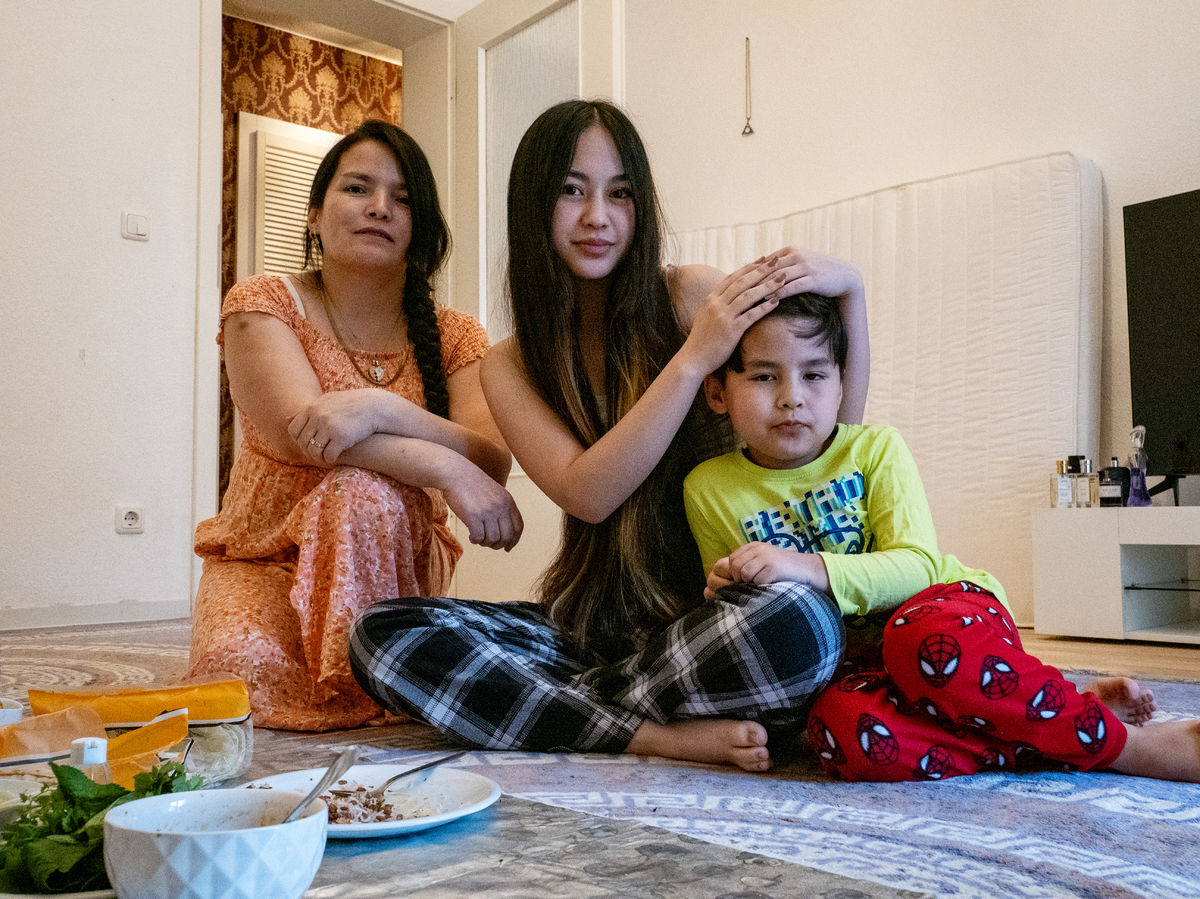 (Zľava) Fatema, Farzana a Ehsan, šťastní v...