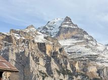 Takmer vertikálna jazda. Dedinu Mürren, kde...