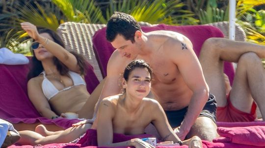 Speváčka Dua Lipa a jej snúbenec Callum Turner...