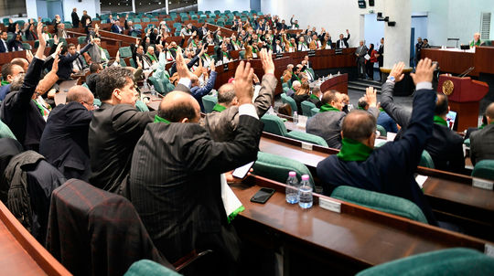 Alžírsko prijalo zákon, ktorý považuje francúzsky kolonializmus za zločin. Francúzsko to označilo za nepriateľskú iniciatívu