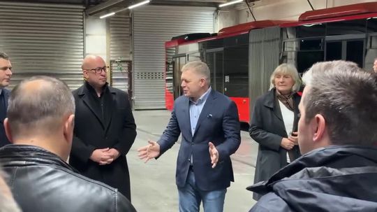 Ministri navštívili ľudí, ktorí na sviatky pracujú. Premiér s Rážom boli v bratislavskom DPB, Fico pochválil mestskú dopravu
